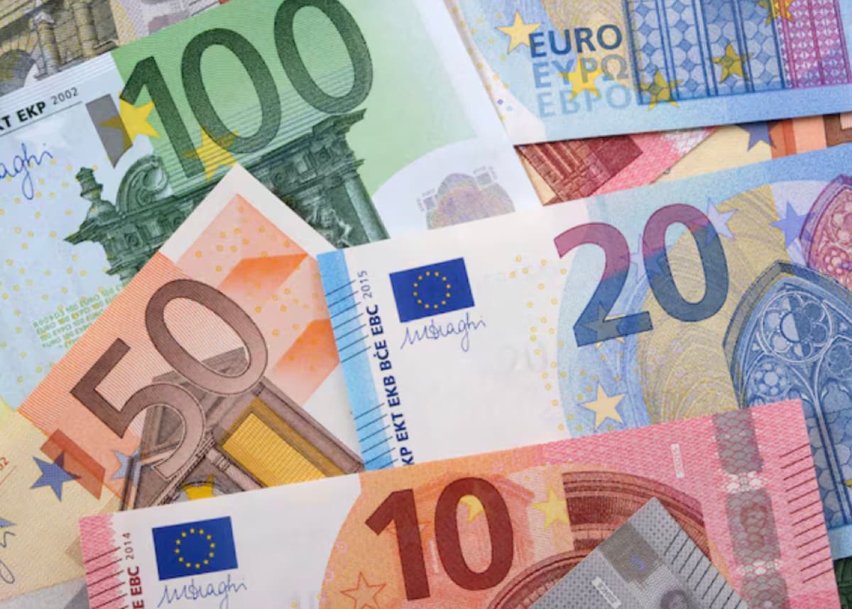 Een waaier van eurobiljetten van 10, 20, 50 en 100 euro