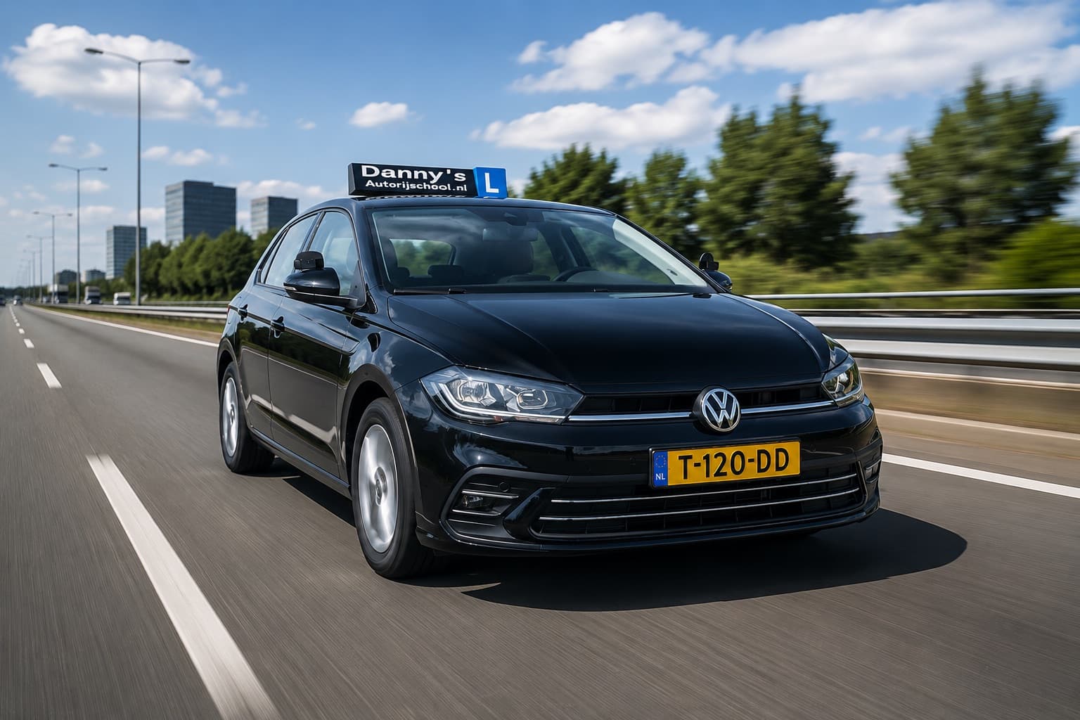 De lesauto van Danny's Autorijschool, een zwarte Volkswagen Polo met daklicht