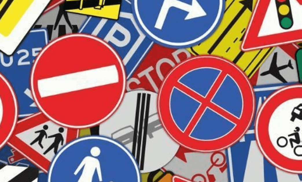 Verschillende verkeersborden langs de weg