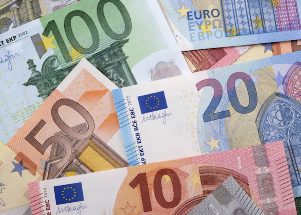 Een waaier van eurobiljetten van 10, 20, 50 en 100 euro